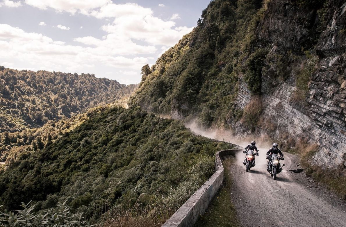 motociclistas recorriendo Nueva Zelanda